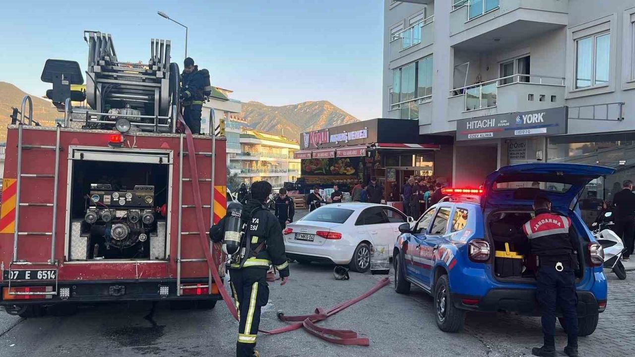 Alanya’da apartman balkonunda çıkan yangın korkuttu