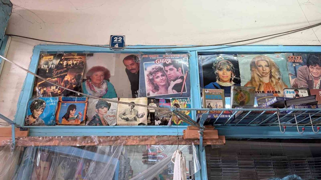 Müzik dünyasının geçmişine 20 yıldır topladığı plak ve kasetlerle ışık tutuyor
