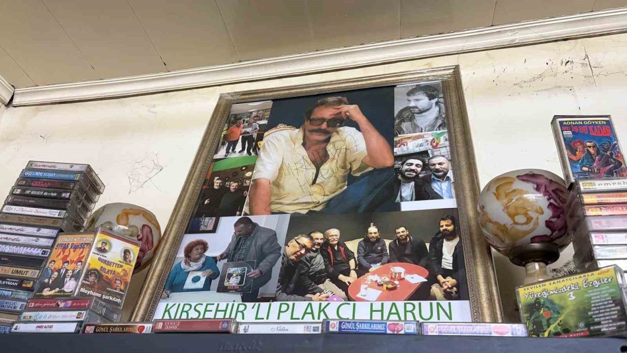 Müzik dünyasının geçmişine 20 yıldır topladığı plak ve kasetlerle ışık tutuyor