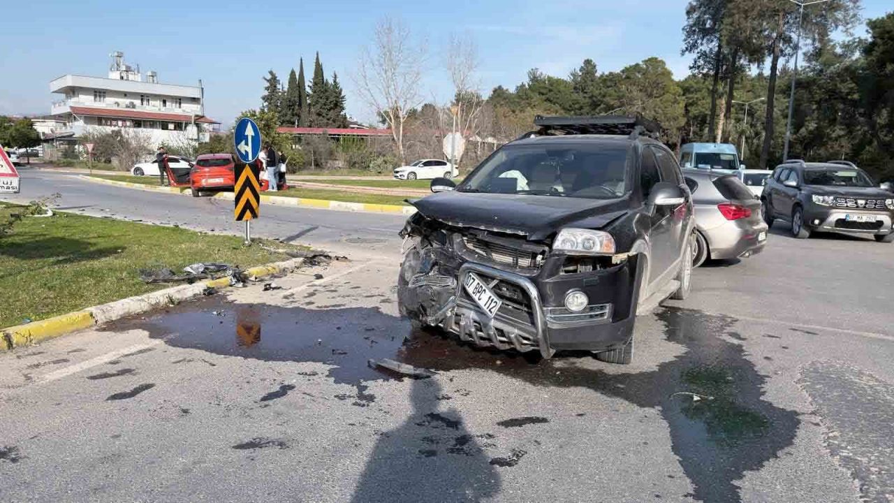 Manavgat’ta otomobiller çarpıştı: 2 kişi yaralı