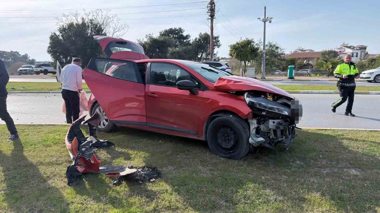 Manavgat’ta otomobiller çarpıştı: 2 kişi yaralı