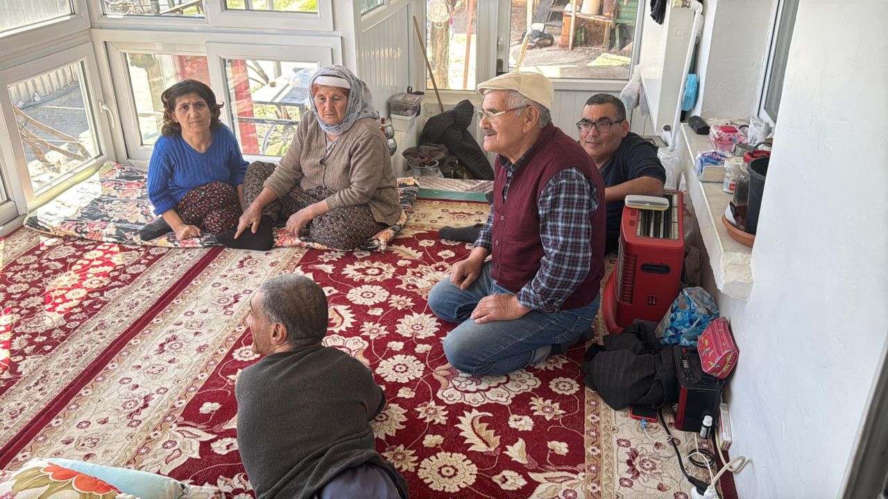 71 ve 72 yaşındaki çift, 52 yıldır engelli 3 çocuklarına bakıyor