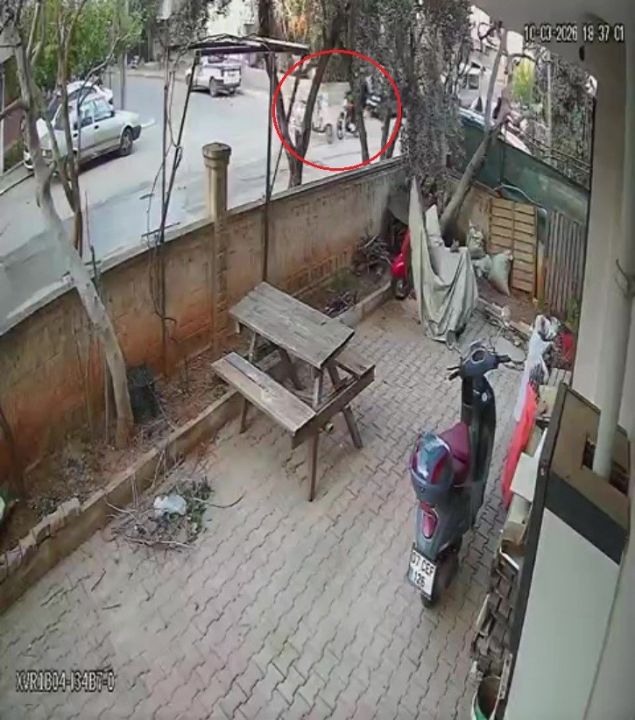 Antalya’da iki motosikletlinin yola savrulduğu kaza kameraya yansıdı, mahalleli kasis istedi