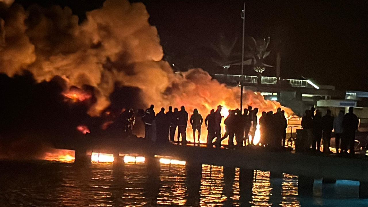 Bodrum’da marinada çıkan yangında 8 motoryat alev alev yandı