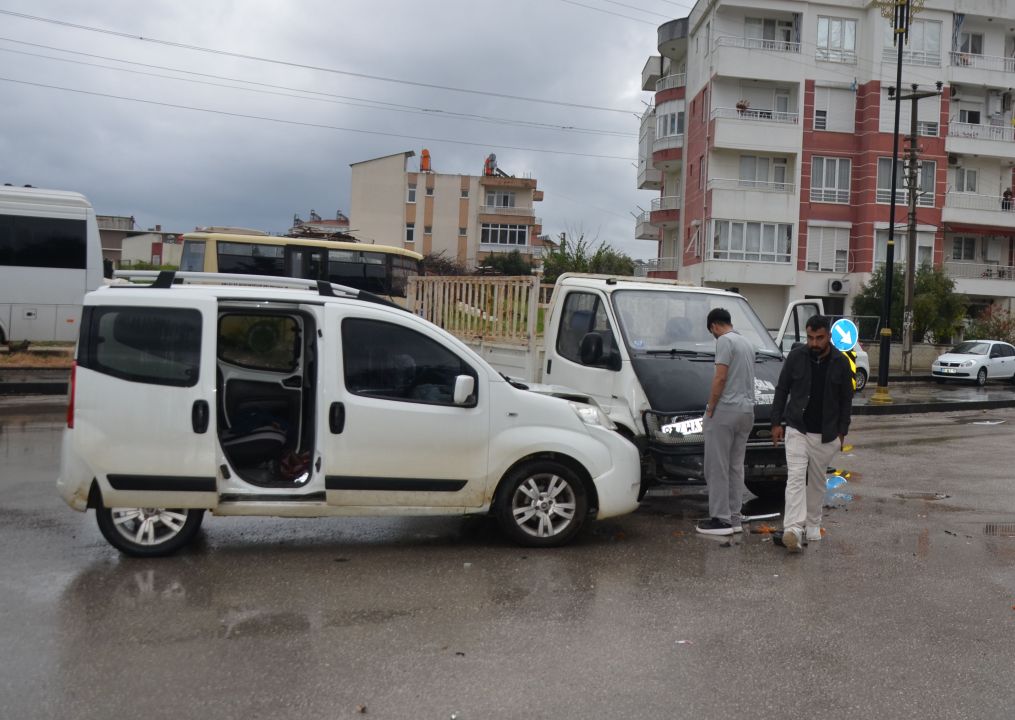 Kamyonet ile hafif ticari araç çarpıştı: 1 yaralı