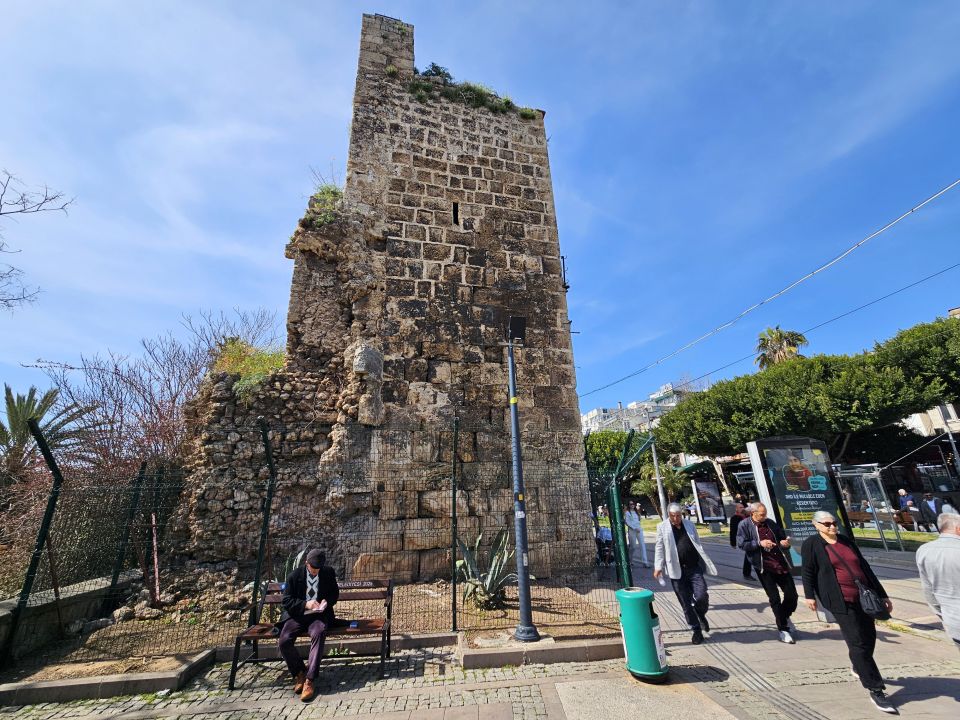 Tramvay tehdidindeki 2 bin yıllık burçlara tel örgülü önlem