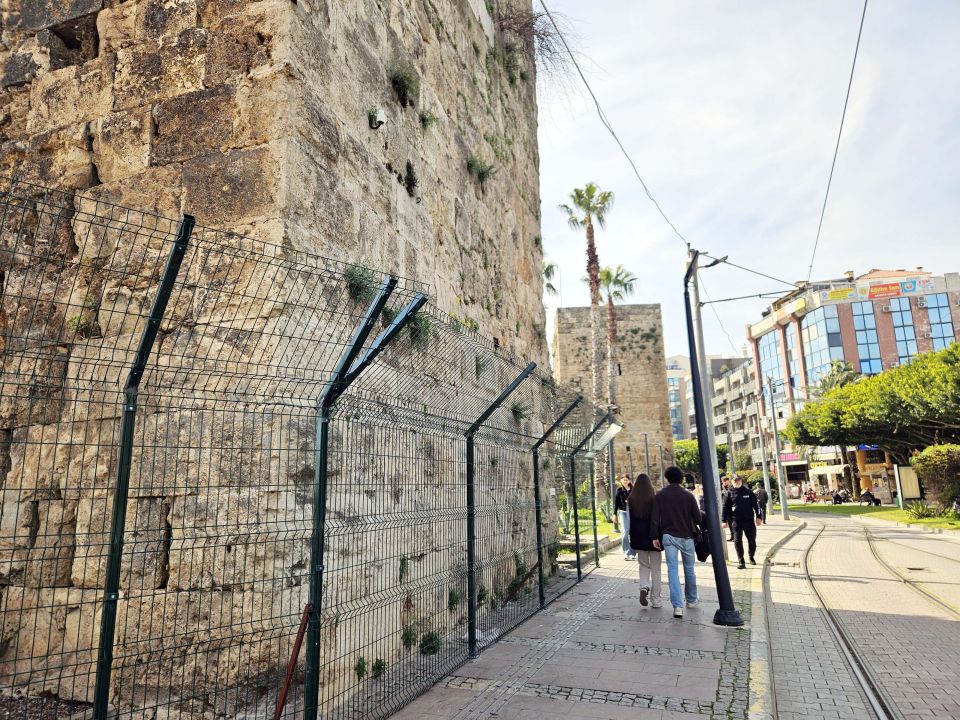 Tramvay tehdidindeki 2 bin yıllık burçlara tel örgülü önlem