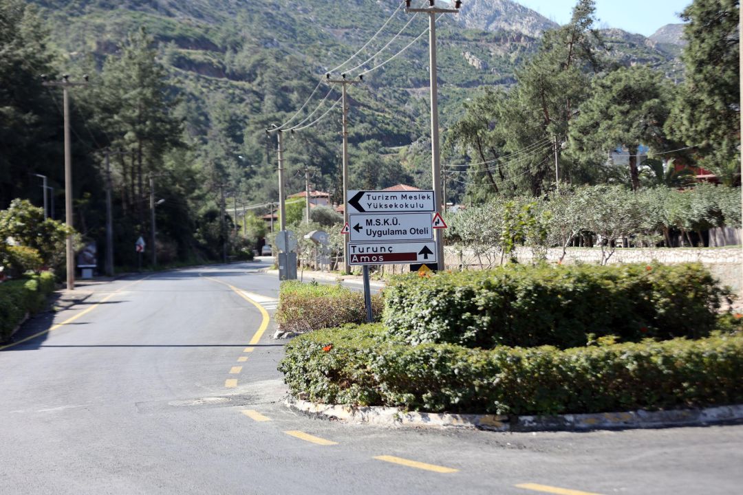 Yenilenen İçmeler-Turunç Kavşağı'nda yol yeniden hizmete açıldı