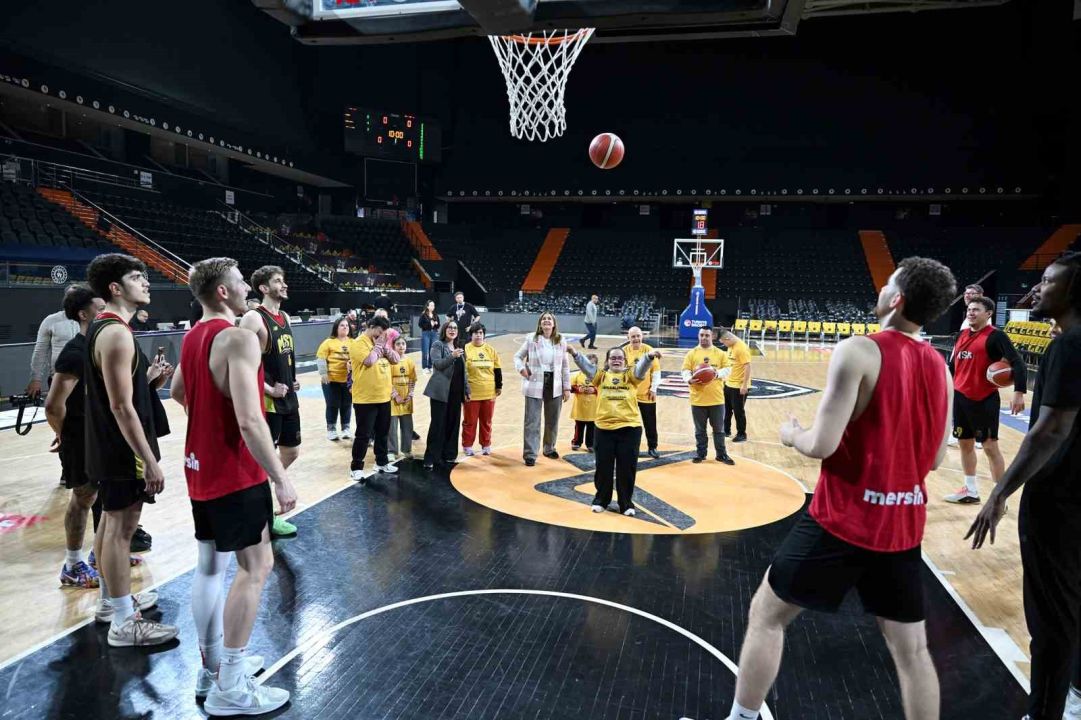 Down sendromlu çocuklar Mersin Spor Kulübü ile aynı sahada buluştu