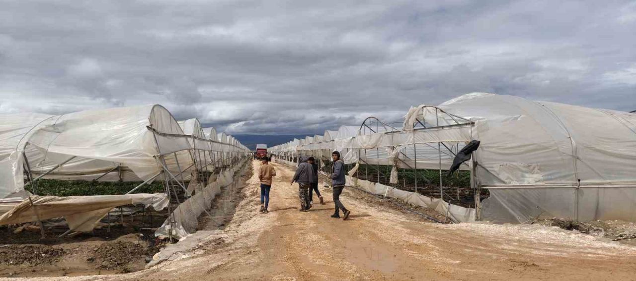 Silifke’de hortum seraları yerle bir etti