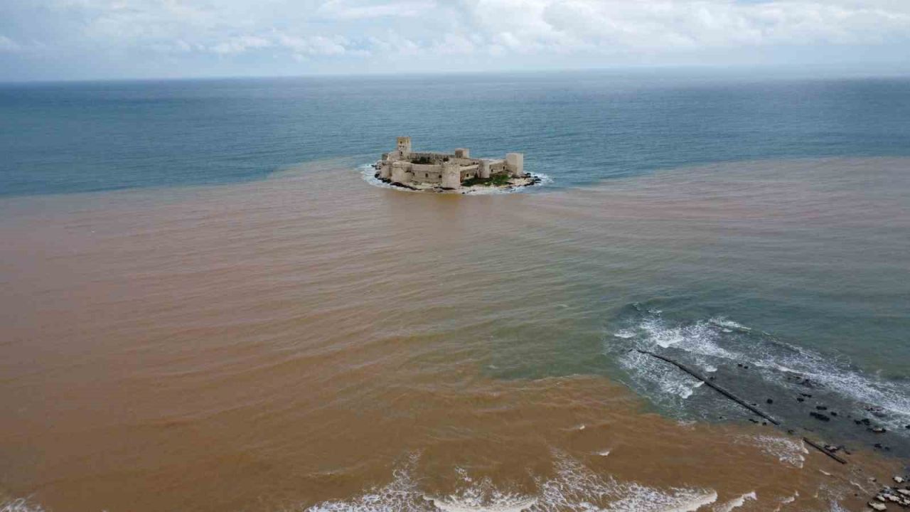 Akdeniz’e akan sel suları Kızkalesi çevresini kahverengiye bürüdü