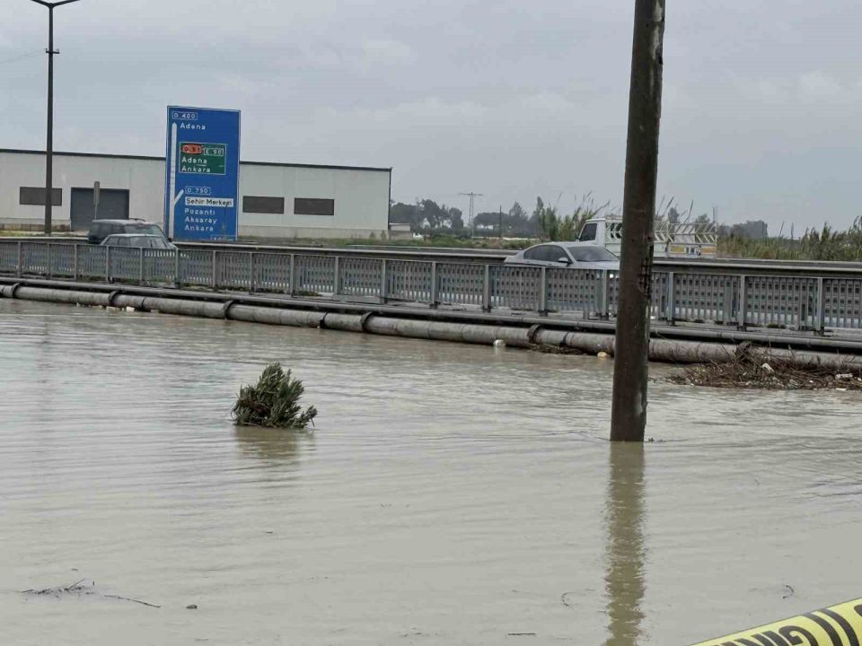 Berdan Irmağı’nda alarm, su seviyesi köprüye dayandı