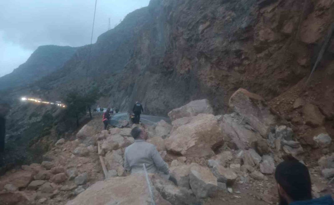 Mersin-Antalya karayolunda heyelan: Yol trafiğe kapandı, 1 yaralı