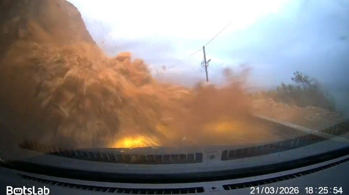 Mersin-Antalya yolundaki heyelan araç kamerasında