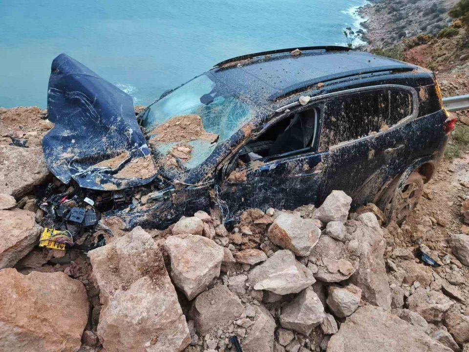 Mersin-Antalya yolundaki heyelan araç kamerasında