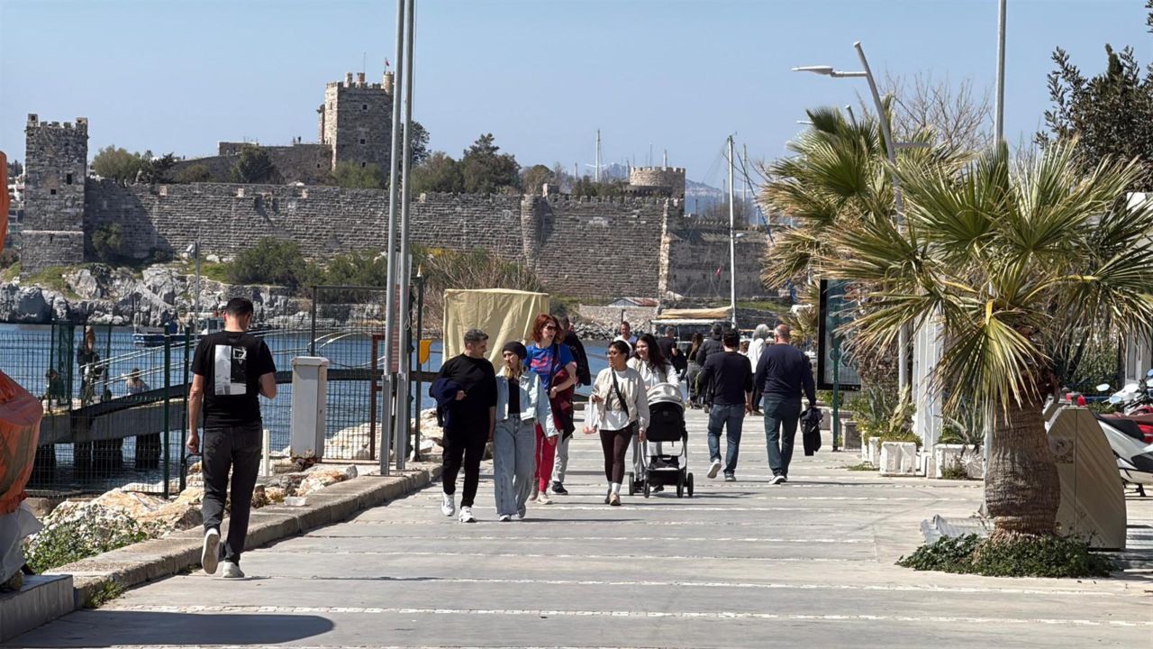 Bodrum'da bayramın son gününde tatilciler plajlarda zaman geçirdi