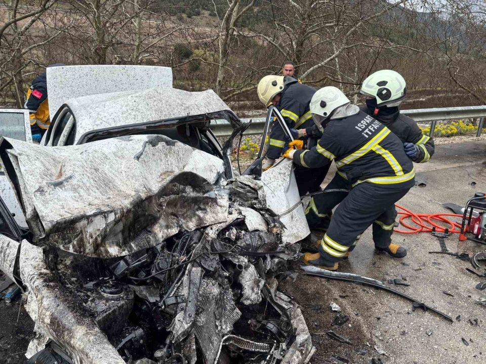 Isparta-Antalya kara yolunda feci kaza: 2 ölü, 4 yaralı