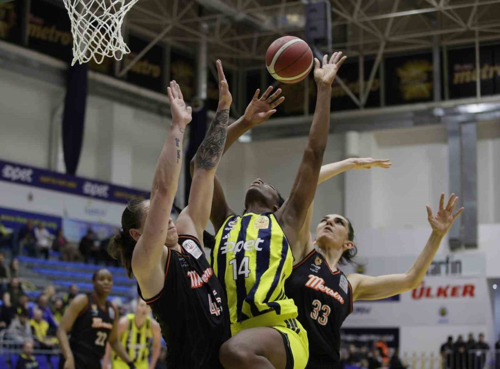 Fenerbahçe, Kadınlar Basketbol Süper Ligi yarı final serisinde 1-0 öne geçti