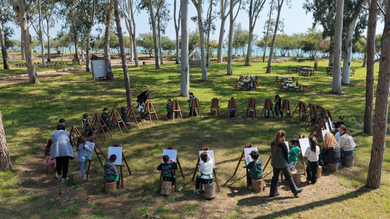 Orman Okulunda miniklere doğa dersi