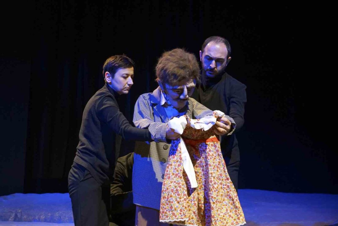 AŞT Dünya Tiyatro Günü’nü üç ayrı sahnede üç farklı oyunda kutladı