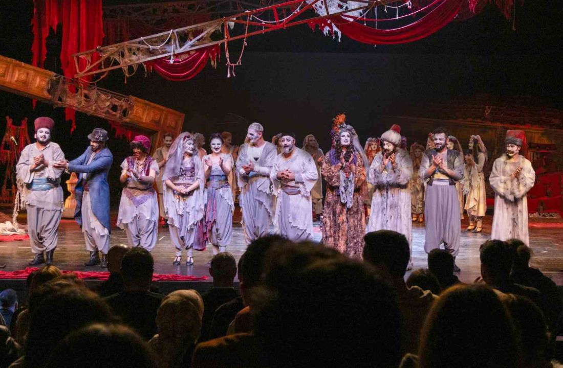 AŞT Dünya Tiyatro Günü’nü üç ayrı sahnede üç farklı oyunda kutladı