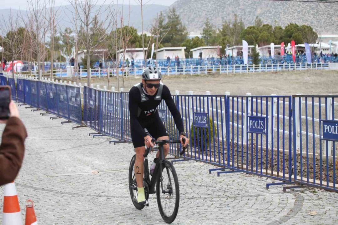 Salda Duatlonu Türkiye Kupası’nda şiddetli rüzgar çadır ve bariyerleri uçurdu, o anlar kameralara yansıdı