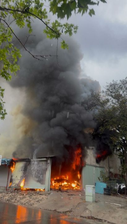 Antalya'da araç boyama atölyesindeki yangın, bitişikteki iş yerine sıçradı