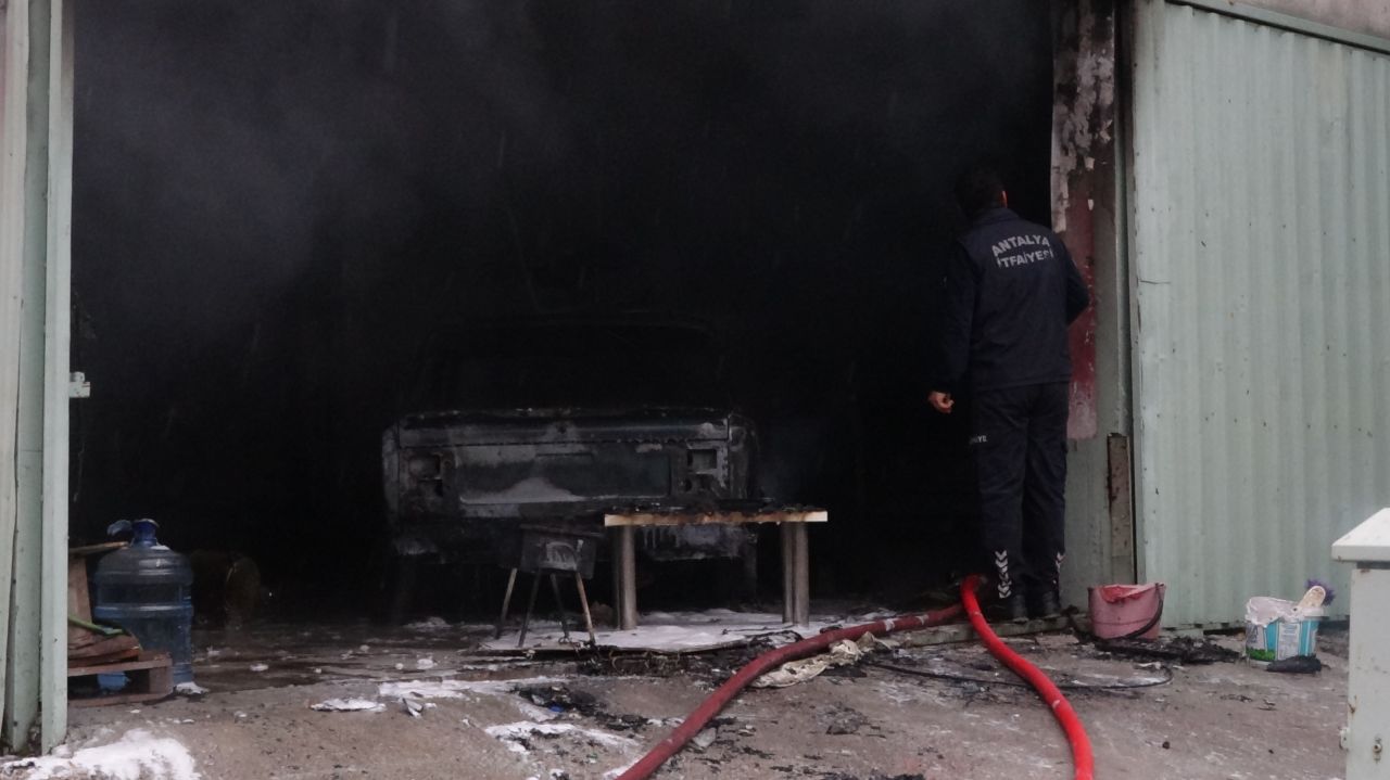 Antalya'da araç boyama atölyesindeki yangın, bitişikteki iş yerine sıçradı