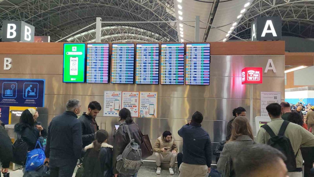 Havalimanında 127 sefer iptal edildi, yolcular terminalde kaldı