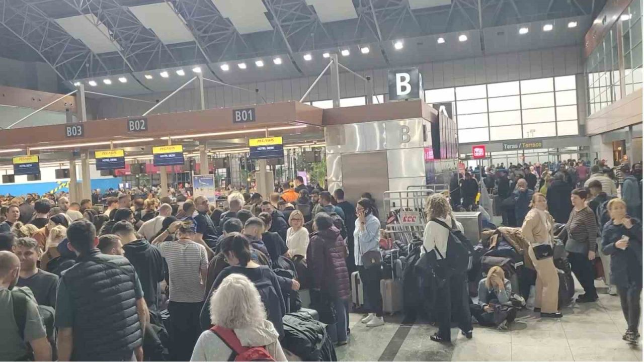 Havalimanında 127 sefer iptal edildi, yolcular terminalde kaldı