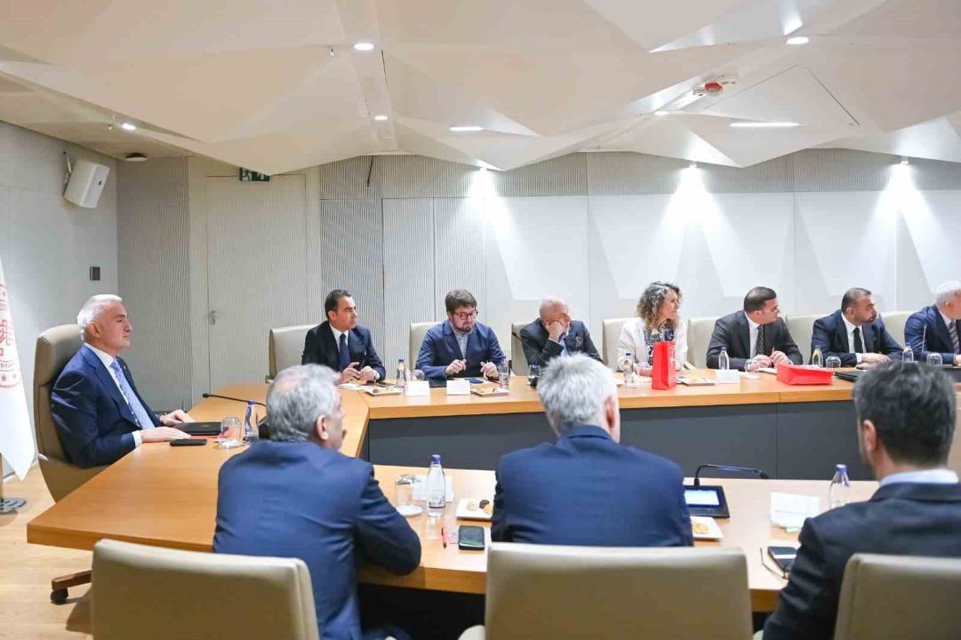 Turizmde yeni yol haritası! Bakan Ersoy'dan kritik toplantı