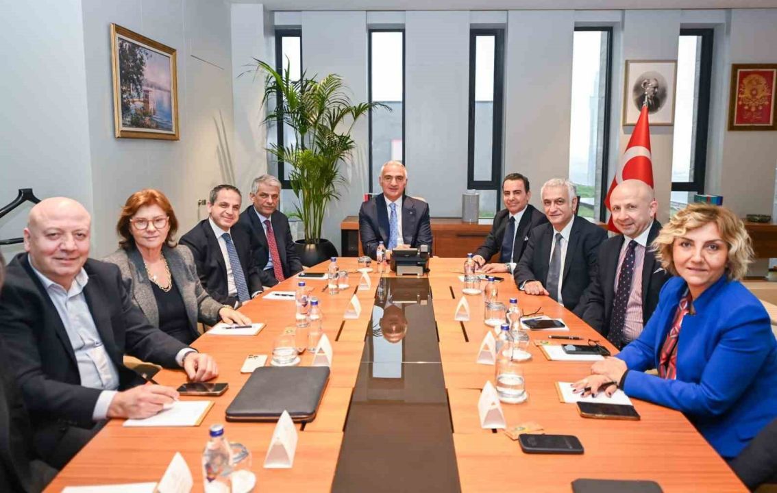Turizmde yeni yol haritası! Bakan Ersoy'dan kritik toplantı