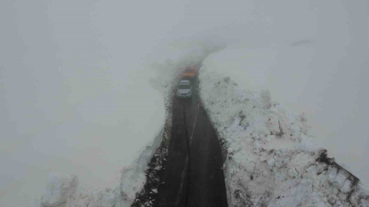 Yaz şehri Mersin’de kar 2 metreyi aştı