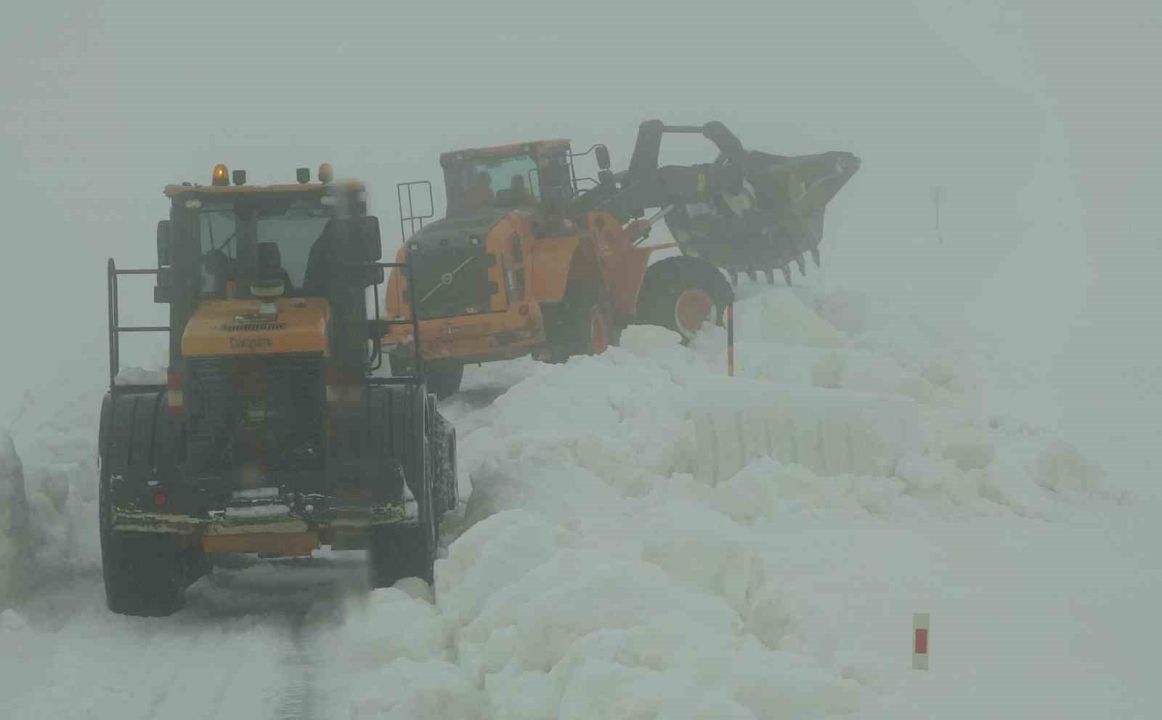 Yaz şehri Mersin’de kar 2 metreyi aştı