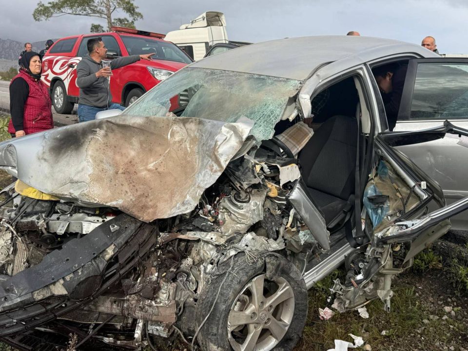 TIR ve otomobil çarpıştı: 2 yaralı