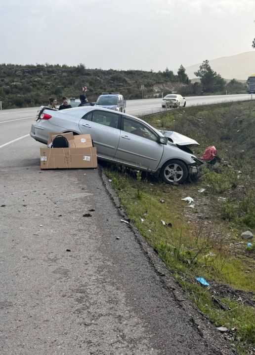 TIR ve otomobil çarpıştı: 2 yaralı