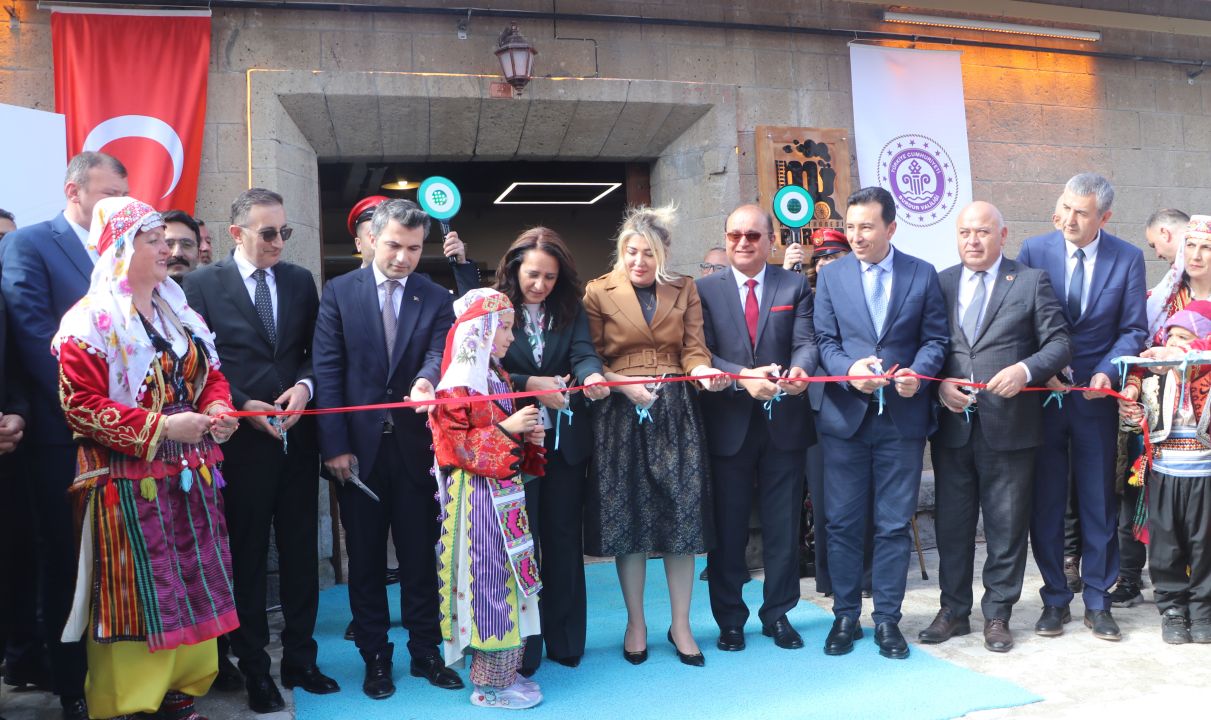 Millet kıraathanesi, gar atölye ve gar kafe açıldı