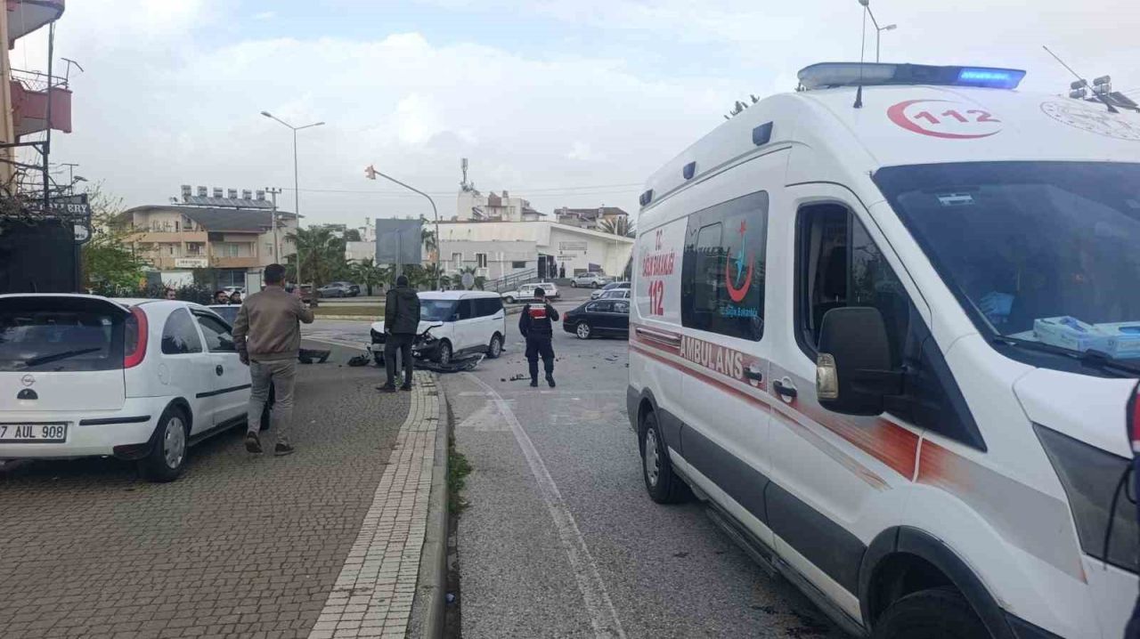 Hafif ticari araçla çarpışan otomobilin sürücüsü yaralandı