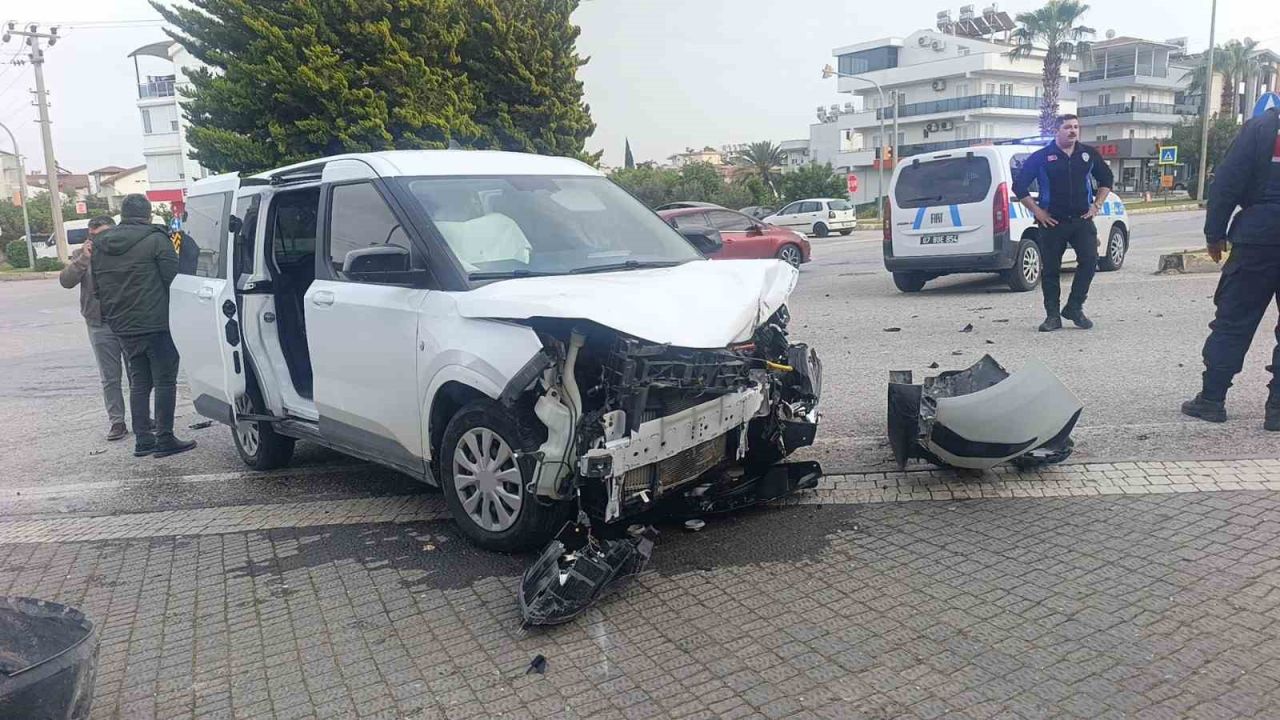 Hafif ticari araçla çarpışan otomobilin sürücüsü yaralandı