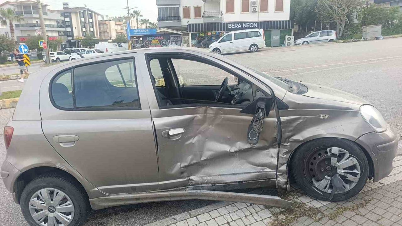 Hafif ticari araçla çarpışan otomobilin sürücüsü yaralandı