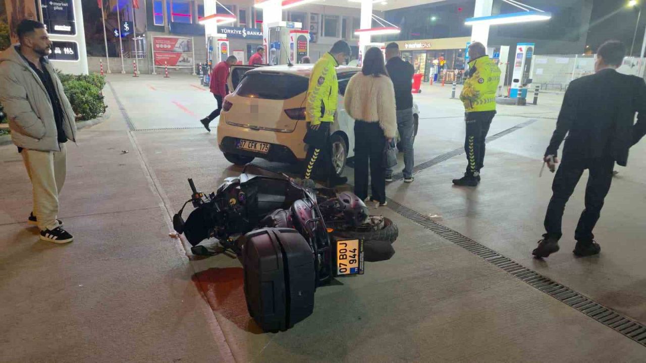Muratpaşa’da otomobil ile motosiklet çarpıştı: 1 yaralı