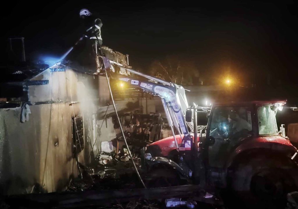 Yanan ev kullanılamaz hale geldi