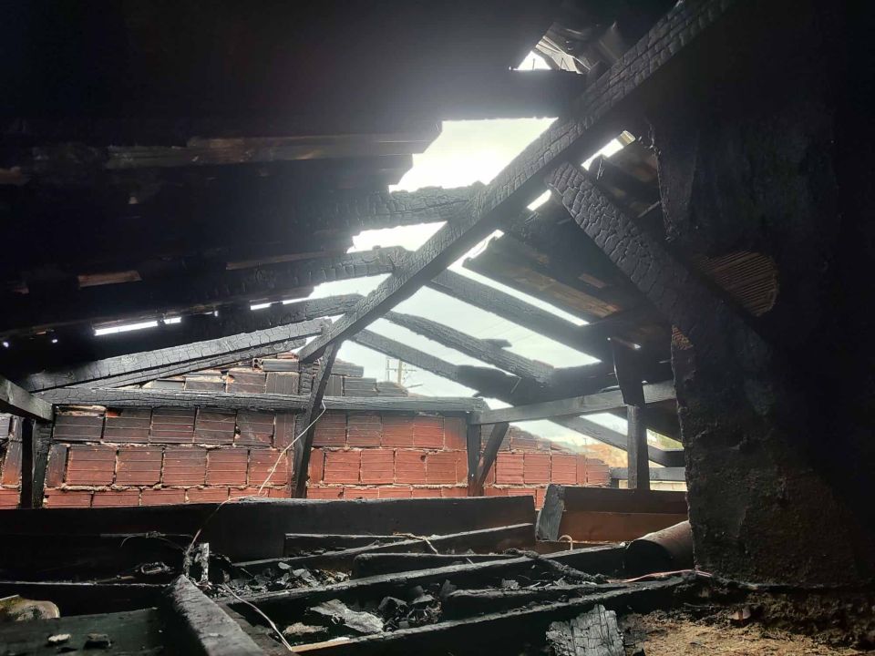 Yanan ev kullanılamaz hale geldi