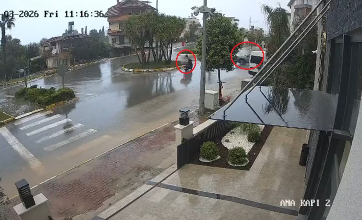 Otomobil ile motosikletin çarpışma anı kamerada: 1 yaralı