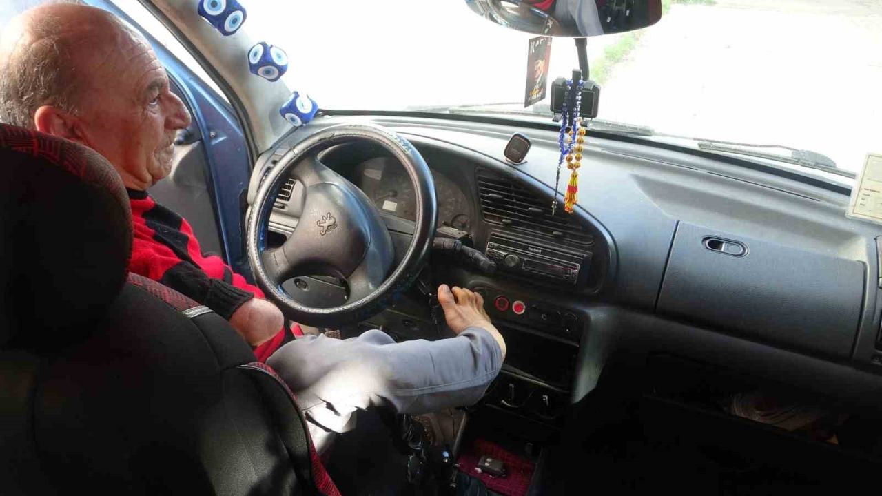 Onu görenler azmine hayran kalıyor: Ayaklarıyla tıraş oluyor, yemek yiyor, para üstü veriyor