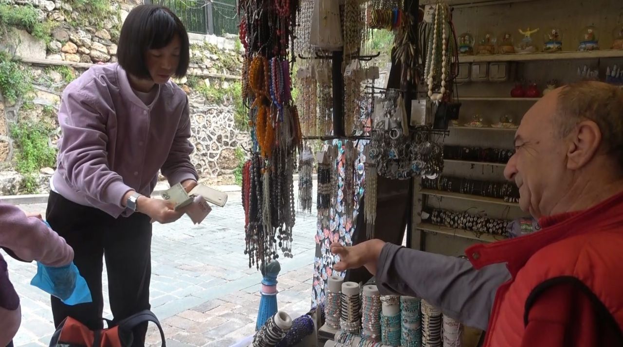 Onu görenler azmine hayran kalıyor: Ayaklarıyla tıraş oluyor, yemek yiyor, para üstü veriyor