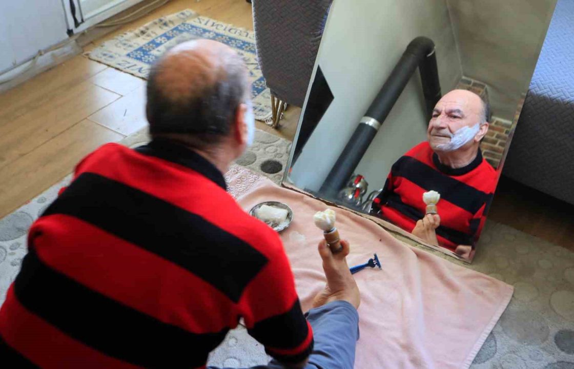 Onu görenler azmine hayran kalıyor: Ayaklarıyla tıraş oluyor, yemek yiyor, para üstü veriyor