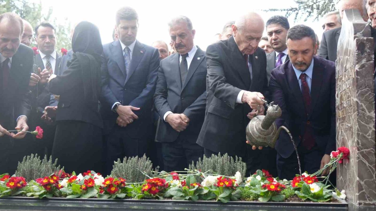 MHP Lideri Bahçeli, Türkeş’in kabrini ziyaret etti