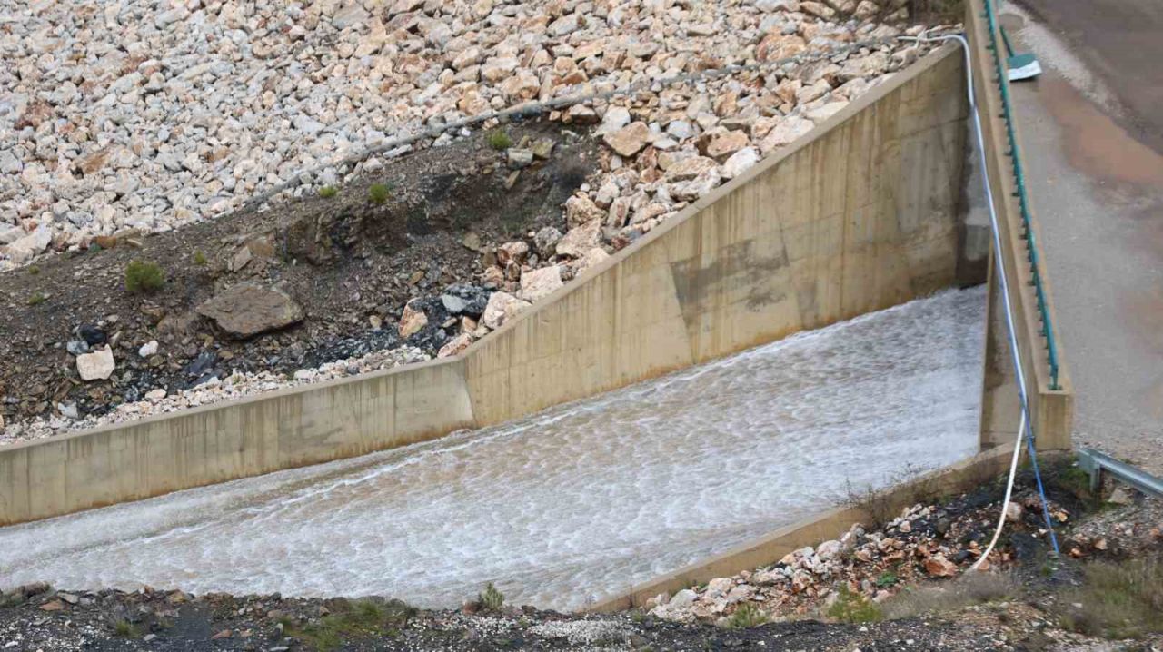 Maksimum seviyeye ulaşan Kozağaç Barajı’nda su tahliyesine başlandı