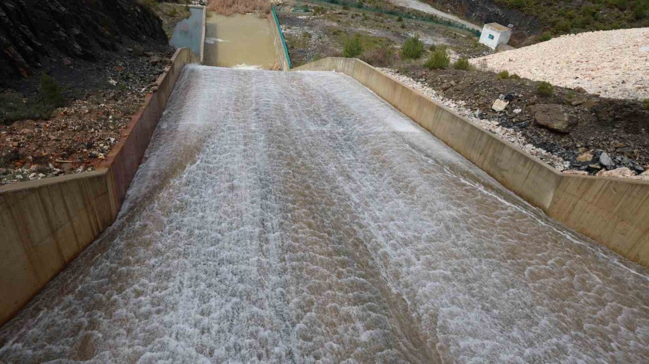 Maksimum seviyeye ulaşan Kozağaç Barajı’nda su tahliyesine başlandı